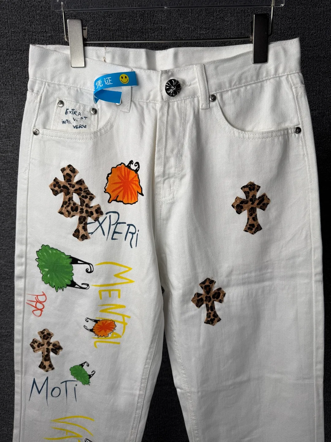 P240 💰 (Top version) Chrome Hearts/Chrome Hearts Classic white hand-painted monster cow series colorful leather cross washed color fabric unisex denim trousers Vibe style straight stacked god-level version Carbon fine bias denim color cloth Old vintage full set of hardware - Chrome Hearts white cow series The high version uses high-ounce custom fabrics, fermentation washing and soft color fixation, soft and thick to wear, the details are all made by hand-polished craftsmanship, all-over printed jacquard fabric Unique design style. Through multiple processes to create a full retro feel. Unique niche non-contrast shirt. Customized distressed spray-painted buttons. Craftsmanship in every detail. Color: white hand-painted monster. Size: 28-30-32-34 (corresponding to S-M-L-XL)